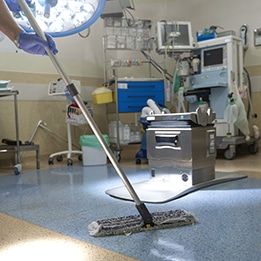 Une serpillère est utilisée pour nettoyer le sol d'une salle médicale dans un hôpital.