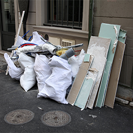 Des encombrants abandonnés par terre dans la rue, prêts à être enlevés.