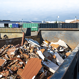 Des encombrants triés et stockés dans une décharge, prêts à être éliminés.