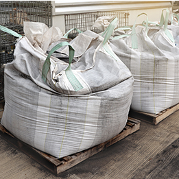 De grands sacs utilisés pour collecter et enlever des encombrants.