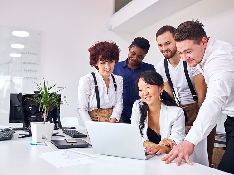 Une équipe de travail dans un bureau, illustrant notre collaboration et notre approche professionnelle.