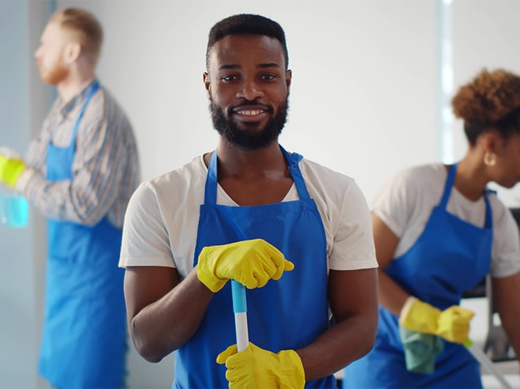 Une équipe de travail dans un bureau, illustrant notre collaboration et notre approche professionnelle.